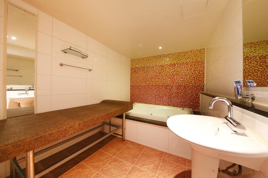 Hotel Diamond Suwon Exteriör bild