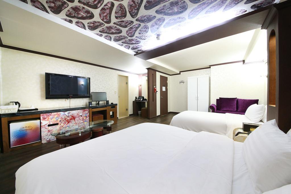 Hotel Diamond Suwon Exteriör bild